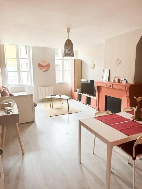 Food And Chill - Deux Appartements Hypercentre - 1 Theme Cinema - By Primo C0Nciergerie Tournus Luaran gambar